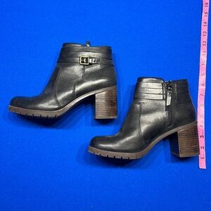 CLARKS LIKE NEW . black short boots